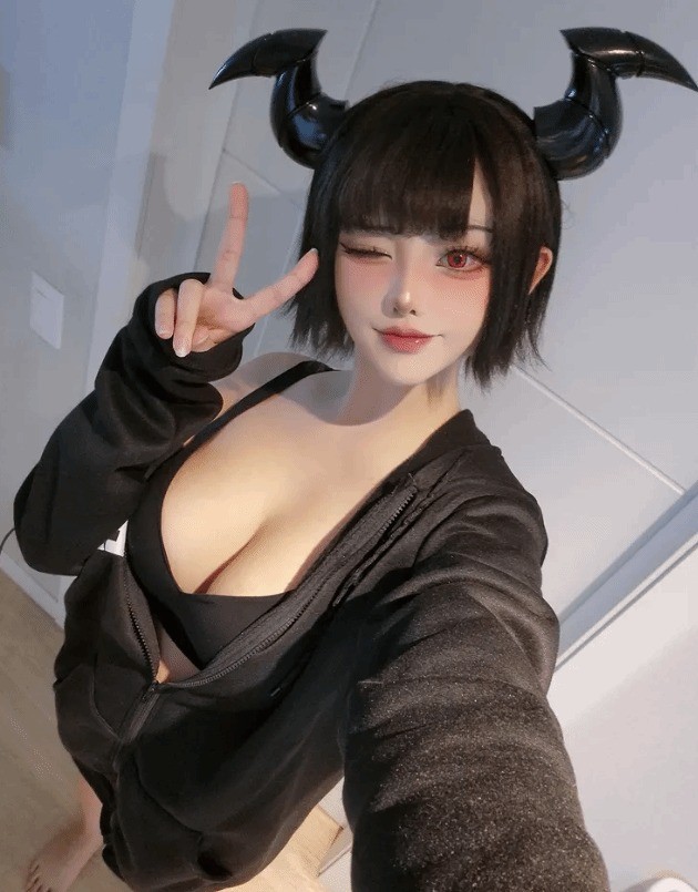 韩国知名Coser Yasal分享最新Cos美图：《妮姬》小红帽，《英雄联盟》女枪，刃影姐姐