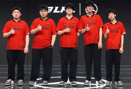 LPL史上首次席位回购！世界冠军FPX将于2026年正式退出联盟，八载凤鸣成绝响