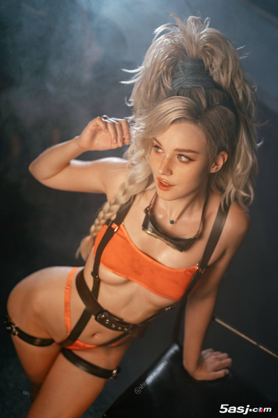 俄罗斯模特cos《怪物猎人：荒野》杰玛，火热性感身材撩人！