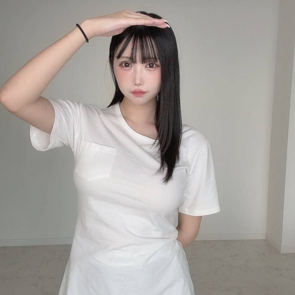 美女推主白豚inyuna福利图赏：曲线丰腴性感迷人