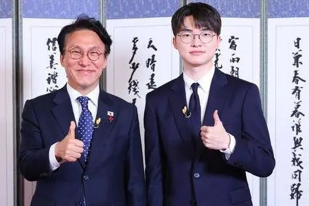 T1传奇中单选手Faker接受了韩国总理的访谈；希望游戏