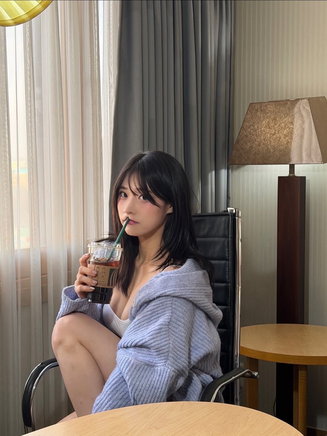 韩国网红美女福利图：在宾馆大秀比基尼好身材