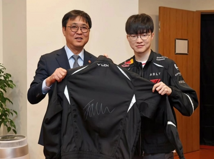 韩国文体观光部部长：非常荣幸Faker特意为我准备了亲