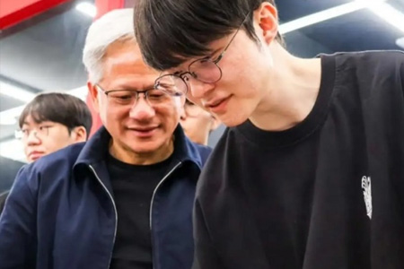 Faker与黄仁勋的照片：祝你在韩国度过愉快的时光