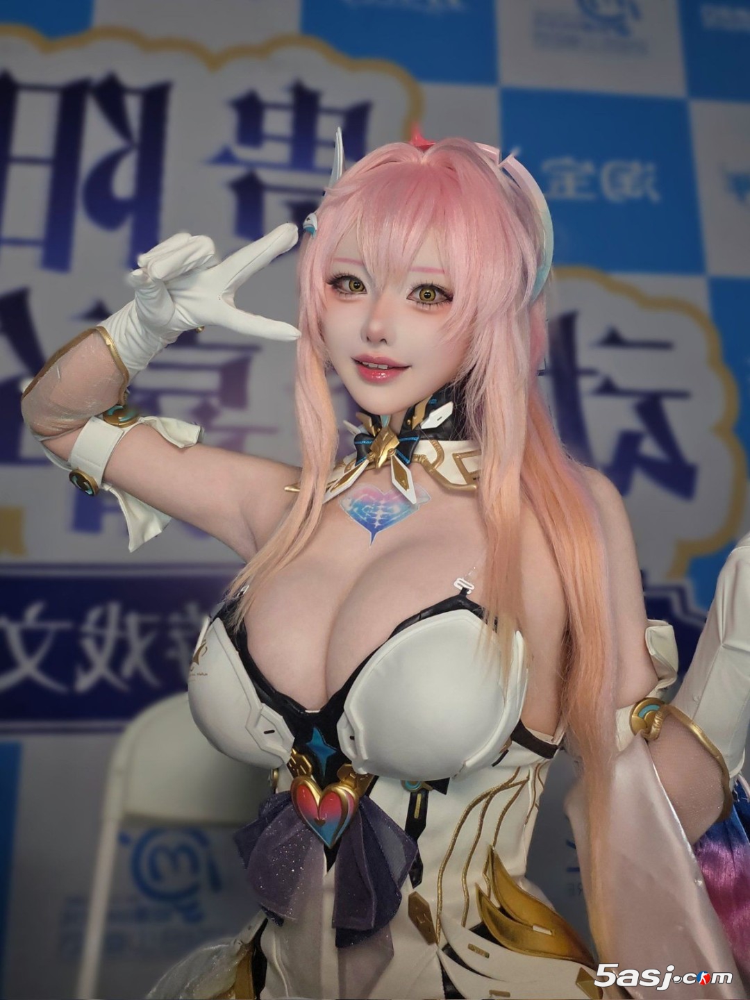 韩援Yasal新图：Cos《鸣潮》x《赛博朋克：边缘行者》联动的露西