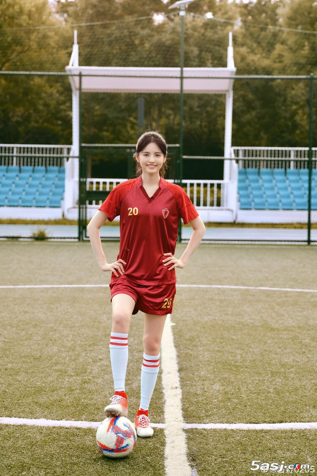 周星驰2026力捧星女郎，雪野《功夫女足》定妆照