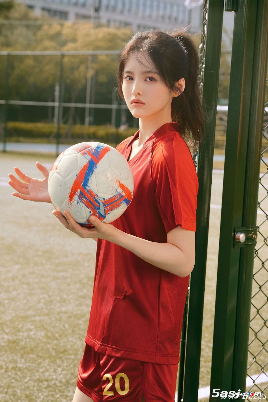 周星驰2026力捧星女郎，雪野《功夫女足》定妆照