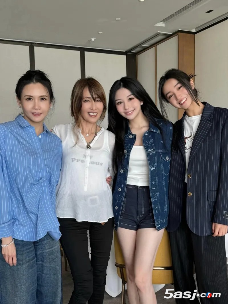 邱淑贞大女儿沈月分享夏日写真,大秀事业线 邱淑贞大女儿沈月分享夏日写真,大秀事业线