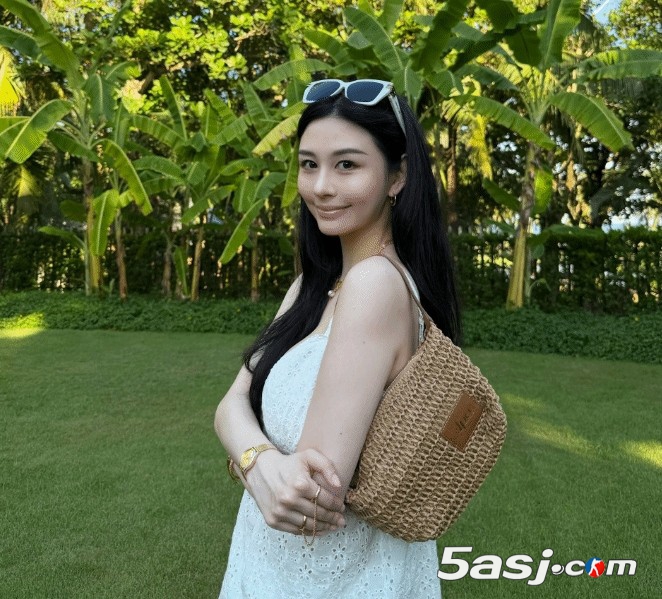 邱淑贞大女儿沈月分享夏日写真,大秀事业线 邱淑贞大女儿沈月分享夏日写真,大秀事业线